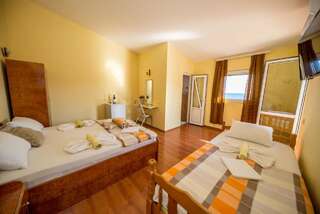 Апартаменты Apartments Stari Grad Сутоморе Стандартный трехместный номер с видом на море-8